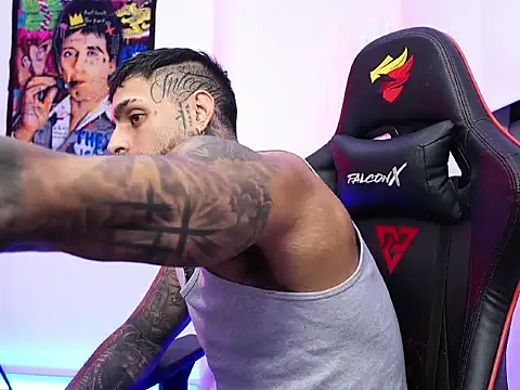 Snapshot of logan_hugh8 chatting on October 22, 3:51 am logan hugh8 online show from October 22, 3:51 am