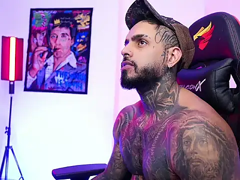 Snapshot of logan_hugh8 chatting on November 5, 6:35 am logan hugh8 online show from November 5, 6:35 am