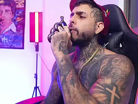 Snapshot of logan_hugh8 chatting on November 9, 2:32 am logan hugh8 online show from November 9, 2:32 am