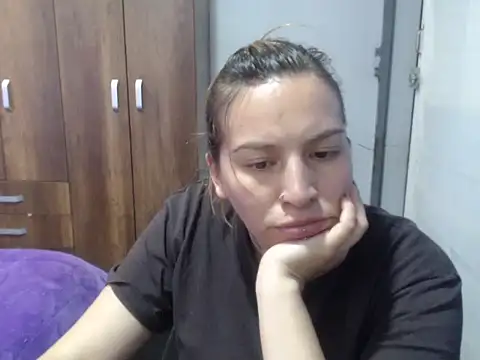 Snapshot of cloequeen15 chatting on November 14, 3:33 pm cloequeen15 online show from November 14, 3:33 pm