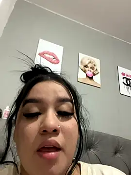 Snapshot of Aliciawhitee chatting on November 10, 2:21 am Aliciawhitee online show from November 10, 2:21 am