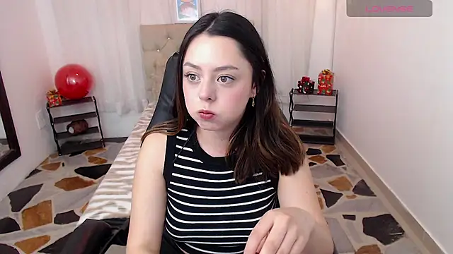 Snapshot of LiaGlow chatting on December 15, 10:58 pm LiaGlow online show from December 15, 10:58 pm