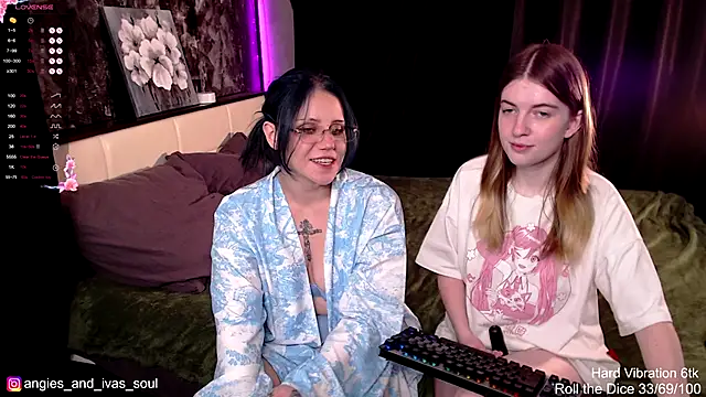 Snapshot of Threesomebabes chatting on September 29, 11:15 am Threesomebabes online show from September 29, 11:15 am