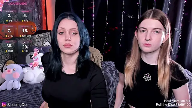 Snapshot of Threesomebabes chatting on October 20, 10:27 am Threesomebabes online show from October 20, 10:27 am