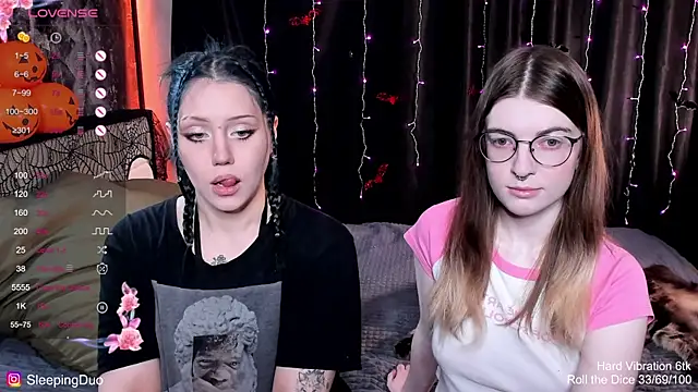 Snapshot of Threesomebabes chatting on October 24, 11:17 am Threesomebabes online show from October 24, 11:17 am