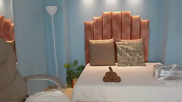 Milaa Star  online show from April 18, 3:54 am