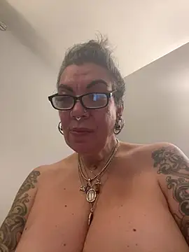 Snapshot of dieseldame1313 chatting on February 11, 4:55 am dieseldame1313 online show from February 11, 4:55 am