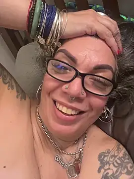 Snapshot of dieseldame1313 chatting on February 11, 8:05 am dieseldame1313 online show from February 11, 8:05 am