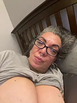 Snapshot of dieseldame1313 chatting on February 12, 8:27 am dieseldame1313 online show from February 12, 8:27 am