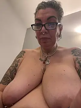 Snapshot of dieseldame1313 chatting on February 26, 2:15 am dieseldame1313 online show from February 26, 2:15 am