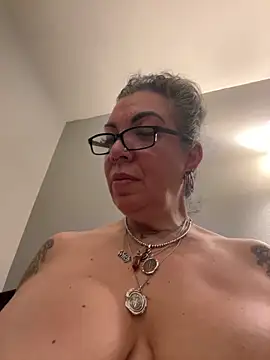 Snapshot of dieseldame1313 chatting on February 26, 5:31 am dieseldame1313 online show from February 26, 5:31 am