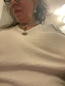 Snapshot of dieseldame1313 chatting on March 13, 1:43 am dieseldame1313 online show from March 13, 1:43 am