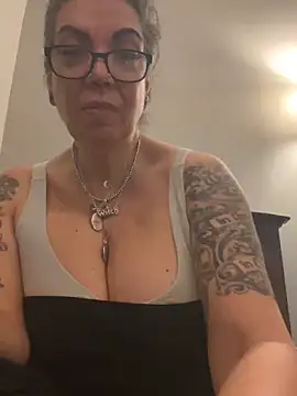 Snapshot of dieseldame1313 chatting on March 23, 1:20 am dieseldame1313 online show from March 23, 1:20 am