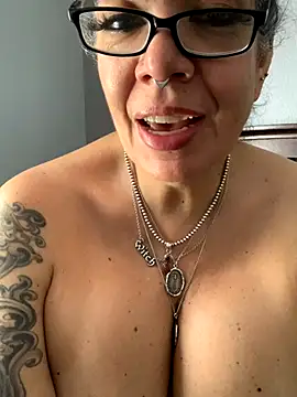 Snapshot of dieseldame1313 chatting on October 14, 5:25 pm dieseldame1313 online show from October 14, 5:25 pm