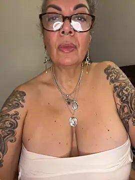 Snapshot of dieseldame1313 chatting on November 9, 12:42 am dieseldame1313 online show from November 9, 12:42 am