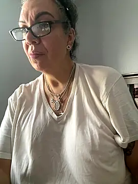 Snapshot of dieseldame1313 chatting on November 17, 1:39 pm dieseldame1313 online show from November 17, 1:39 pm