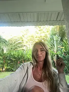 ChasingSunsets-Quinn online show from October 9, 10:30 pm