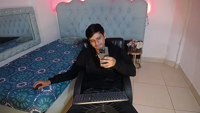 Snapshot of Charlie_Cock_ chatting on September 28, 4:29 am Charlie Cock online show from September 28, 4:29 am