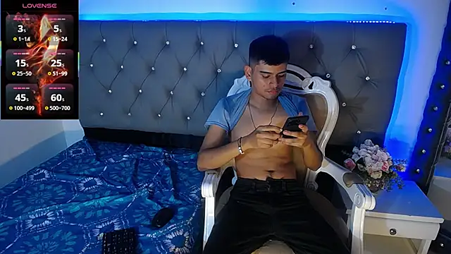 Snapshot of Charlie_Cock_ chatting on October 28, 3:21 am Charlie Cock online show from October 28, 3:21 am