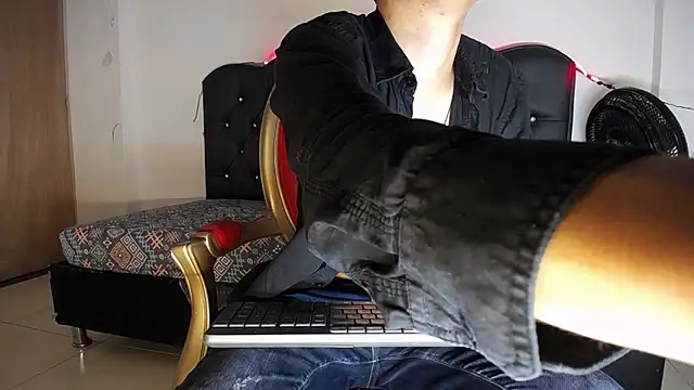 Snapshot of Charlie_Cock_ chatting on November 2, 4:04 am Charlie Cock online show from November 2, 4:04 am