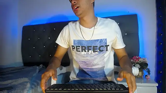 Snapshot of Charlie_Cock_ chatting on November 5, 4:01 am Charlie Cock online show from November 5, 4:01 am