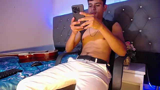 Charlie Cock  online show from November 12, 4:24 am