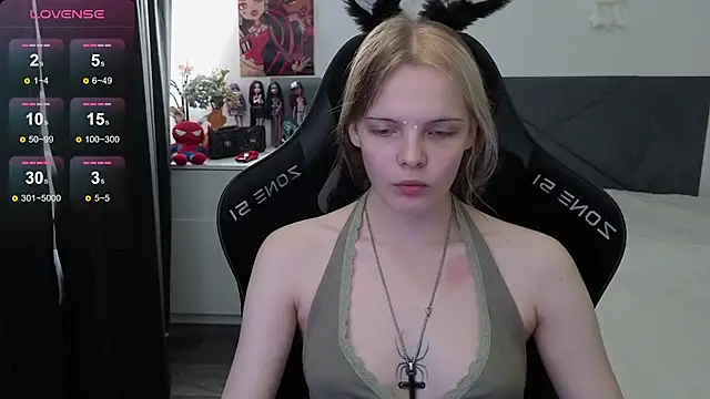 Snapshot of Luna_Navy chatting on September 15, 8:14 am Luna Navy online show from September 15, 8:14 am