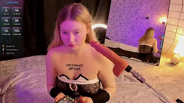 Snapshot of Lillie_Berry chatting on December 4, 4:33 am Lillie Berry online show from December 4, 4:33 am