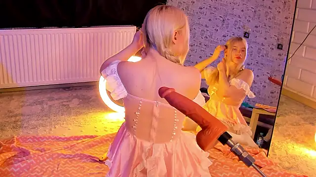 Lillie Berry online show from February 22, 5:08 am