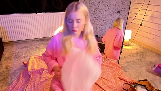 Lillie Berry online show from February 24, 4:32 am