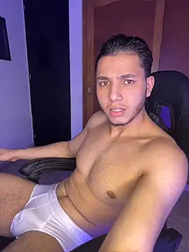 Snapshot of max_valiant1 chatting on December 15, 4:28 am max valiant1 online show from December 15, 4:28 am