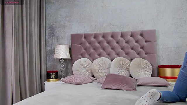 DaryaReed online show from December 4, 5:06 am