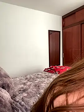 Snapshot of Cutie_blondie chatting on December 3, 4:49 pm Cutie blondie online show from December 3, 4:49 pm