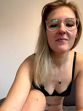 Snapshot of LauraLuxxx chatting on November 17, 8:20 am LauraLuxxx online show from November 17, 8:20 am