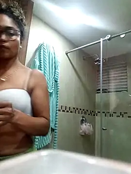 Snapshot of BiiancaEstradaa chatting on September 18, 9:39 pm BiiancaEstradaa online show from September 18, 9:39 pm