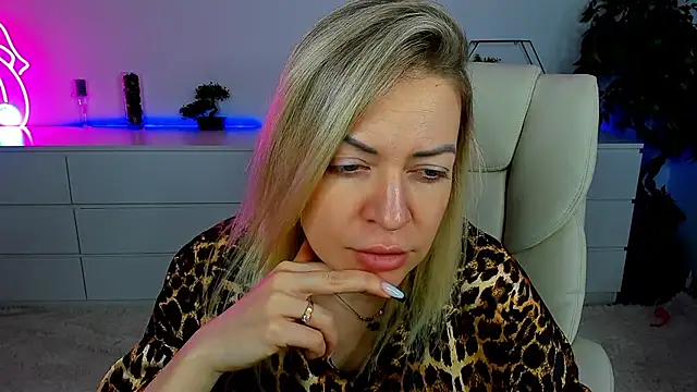 Snapshot of Anna_Snows chatting on October 24, 5:37 am Anna Snows online show from October 24, 5:37 am