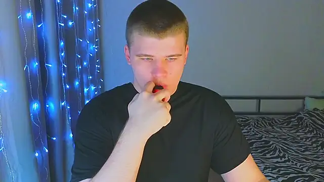 kittenmurr online show from December 19, 11:34 pm