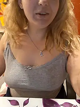 Snapshot of qSensi chatting on November 21, 12:32 am qSensi online show from November 21, 12:32 am