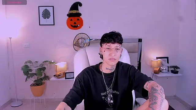 Snapshot of Luci_Rose chatting on October 22, 4:02 am Luci Rose online show from October 22, 4:02 am