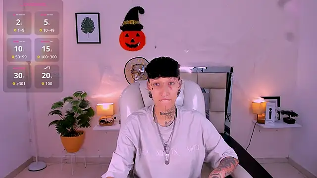 Snapshot of Luci_Rose chatting on October 28, 2:04 am Luci Rose online show from October 28, 2:04 am