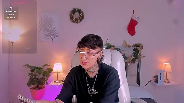 Snapshot of Luci_Rose chatting on November 28, 2:25 am Luci Rose online show from November 28, 2:25 am