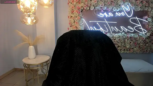 Snapshot of MilaColeman chatting on December 15, 4:28 am MilaColeman online show from December 15, 4:28 am