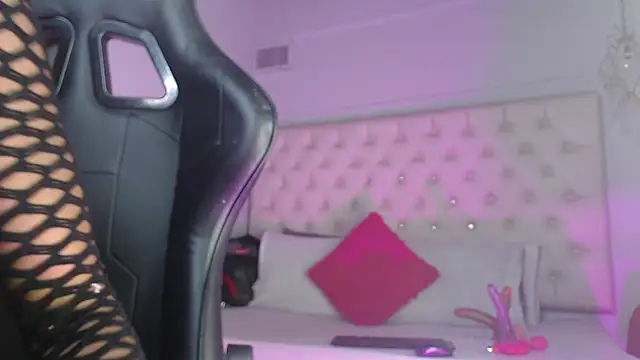 Snapshot of candyy_ebony chatting on November 30, 3:54 am candyy ebony online show from November 30, 3:54 am