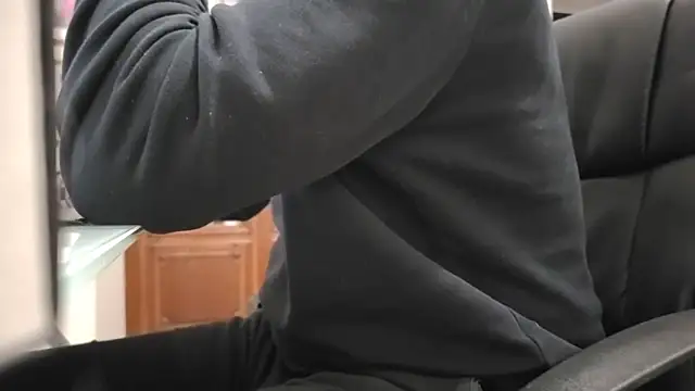 Snapshot of cqhd76 chatting on December 17, 6:52 am cqhd76 online show from December 17, 6:52 am