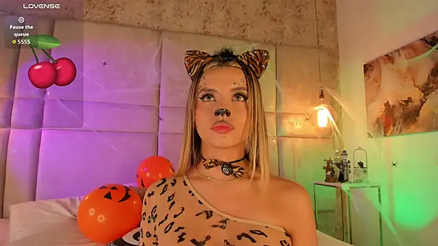 Snapshot of Mily_Vermont chatting on October 31, 9:05 pm Mily Vermont online show from October 31, 9:05 pm