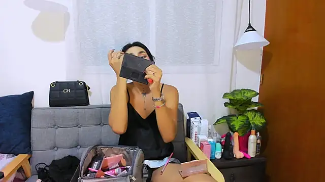 Snapshot of zou_quira chatting on October 17, 1:42 am zou quira online show from October 17, 1:42 am