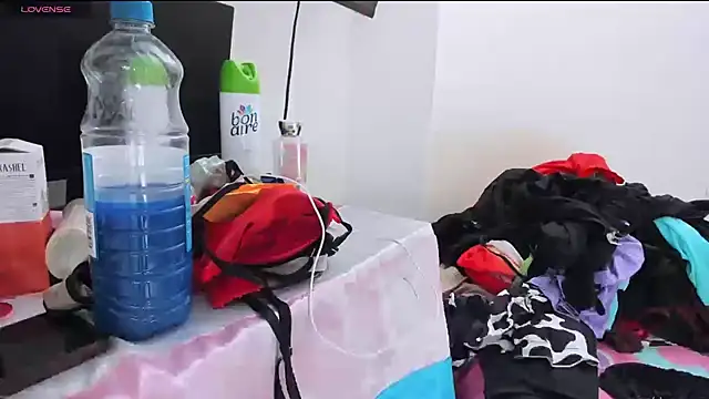 Snapshot of zou_quira chatting on November 22, 12:48 pm zou quira online show from November 22, 12:48 pm