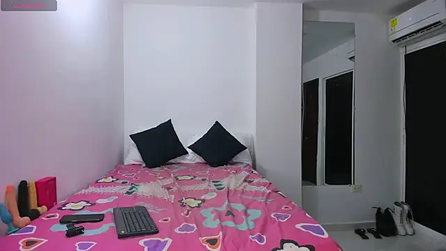 Snapshot of zou_quira chatting on December 3, 3:32 pm zou quira online show from December 3, 3:32 pm