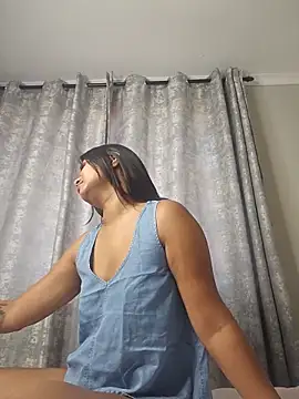 Snapshot of Indian_GlowingMiax chatting on February 7, 7:23 am Indian GlowingMiax online show from February 7, 7:23 am