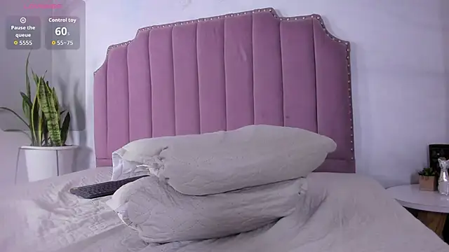 Snapshot of Roxy_Medina chatting on June 7, 4:27 am Roxy Medina online show from June 7, 4:27 am